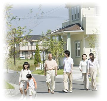 イメージ：家の周りを歩く3世代の家族