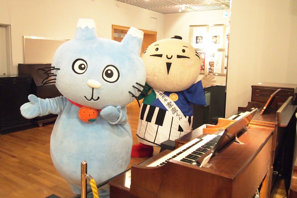 ピアノやオルガンのコーナー。浜松は洋楽器生産の中心地。世界的楽器メーカー「ヤマハ」の本拠地です。