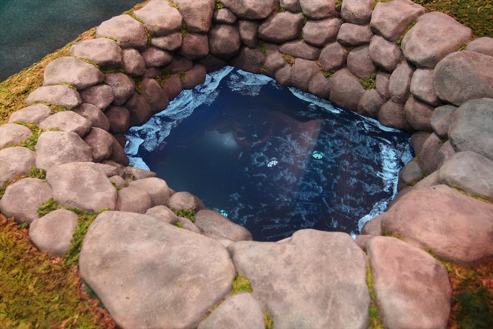 井戸を覗いてみると、水面に変化が…。こっそり人助けをしてくれる「龍宮小僧」伝説はドラマでも頻繁に登場します。
