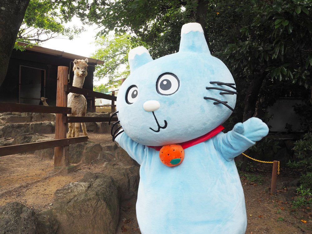 「三島市立公園 楽寿園」には豆汽車の走る「のりもの広場」やうさぎやモルモットと触れ合える「動物ふれあい広場」があり、小さな子も楽しめるスポットです。