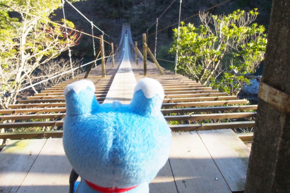 夢の吊り橋の細い板だけのすけすけの足元と歩くたびに揺れる橋に怖がるしずな～び。橋を渡った先には304段もの急斜面の階段が待ち受けます。