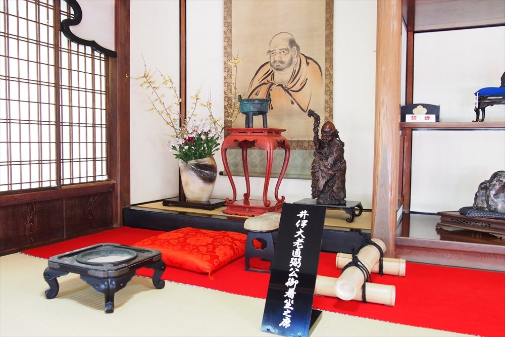 井伊家歴代の殿様が参詣された際、休息された貴賓室。