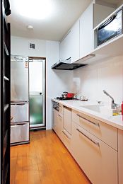 写真：After（キッチン）キッチンと廊下の物入れを撤去することで冷蔵庫を本来のキッチンに収めることができスッキリした。