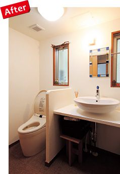 写真：After（洗面所とトイレ）リフォーム前は狭くて暗かった洗面所とトイレは一体空間にすることで広さと明るさを両立させた。
